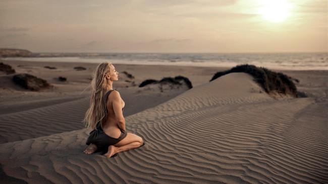 Обои картинки фото девушки, - блондинки,  светловолосые, море, пляж, дюны, блондинка