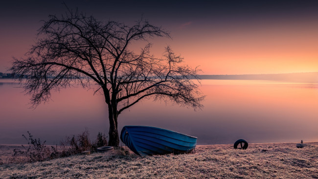 Обои картинки фото корабли, лодки,  шлюпки, озеро, закат, лодка, дерево, осень, поздняя