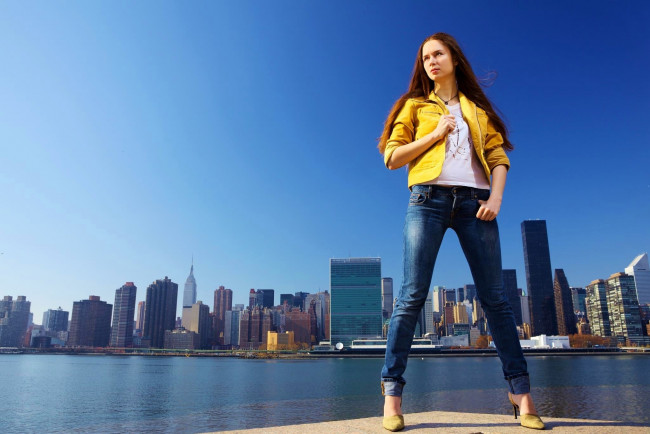 Обои картинки фото девушки, - рыжеволосые и разноцветные, город, небоскребы, джинсы, куртка