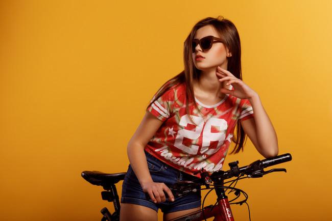 Обои картинки фото девушки, - рыжеволосые и разноцветные, очки, шорты, майка, велосипед, lera