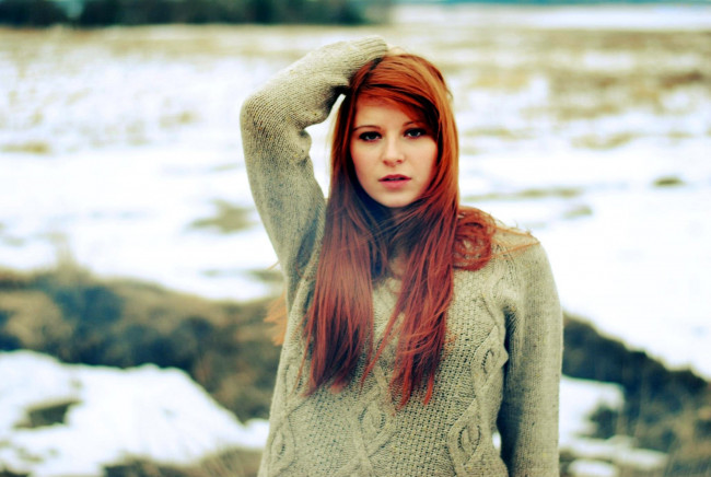 Обои картинки фото девушки, - рыжеволосые и разноцветные, свитер, рыженькая