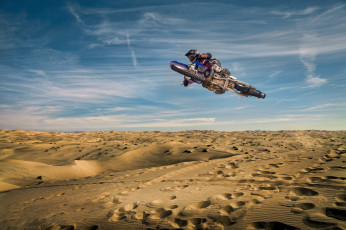 Картинка спорт мотокросс байк гонщик прыжок песок пустыня
