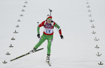 Картинка спорт лыжный+спорт биатлон трасса лыжи гонка снег олимпиада сочи спортсменка дарья домрачева биатлонистка