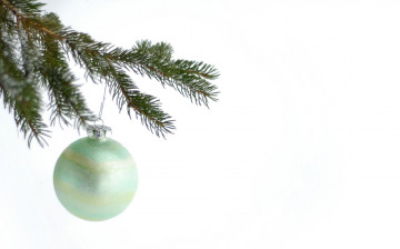 Картинка праздничные -+shaры белый фон веточка ель иголки шар новый год