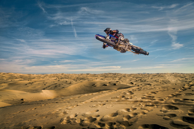 Обои картинки фото спорт, мотокросс, байк, гонщик, прыжок, песок, пустыня