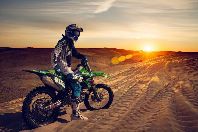Обои картинки фото спорт, мотокросс, солнце, гонщик, байк, песок, пустыня