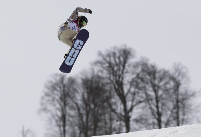 Обои картинки фото спорт, сноуборд, anne, rukaj, деревья, полет, олимпиада, снег, прыжок, спортсмен, сноубордист, финляндия, сочи
