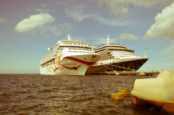 Картинка norwegian+sun++queen+victoria корабли лайнеры причал круиз