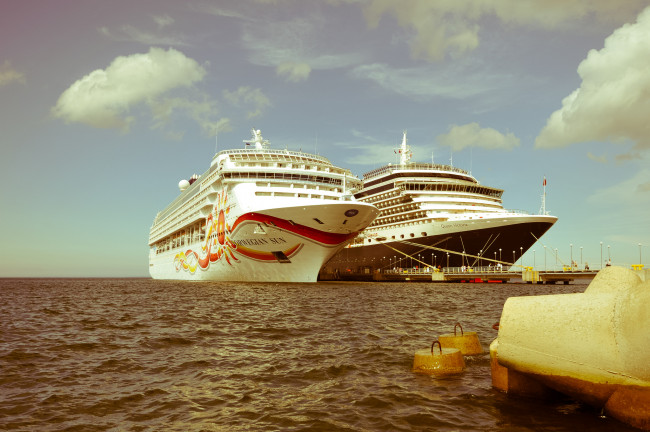 Обои картинки фото norwegian sun  queen victoria, корабли, лайнеры, причал, круиз