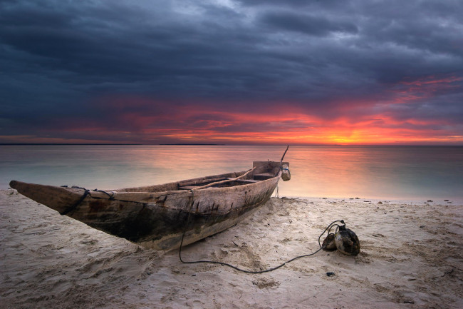 Обои картинки фото корабли, лодки,  шлюпки, лодка, небо, песок, берег, море, закат, облака