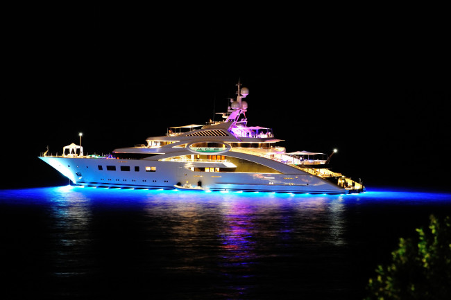 Обои картинки фото корабли, Яхты, yachts, mega, yacht, ночь, огни, ace, superyacht, море, вечер, яхта, мега, супер, night