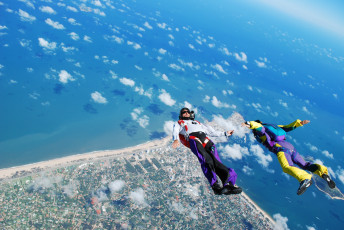 Картинка спорт экстрим парашют облака контейнер камера шлем море пляж флаер фрифлай парашютисты