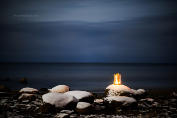 Картинка природа побережье море камни ночь фонарь