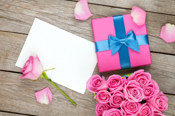 Картинка праздничные подарки+и+коробочки розы лепестки коробка подарок бумага