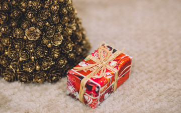 обоя праздничные, подарки и коробочки, шишки, коробка, подарок, праздник