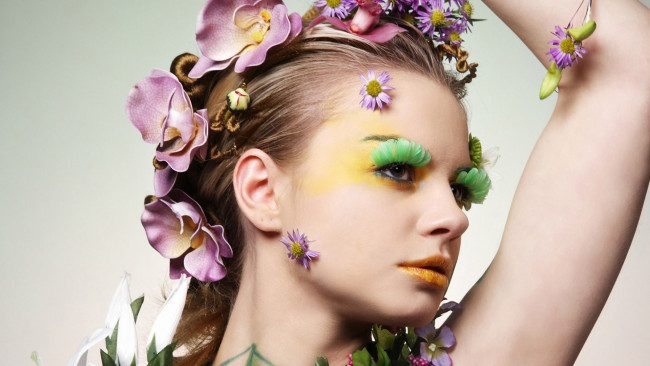Обои картинки фото девушки, -unsort , креатив, лицо, перья, орхидеи, цветы