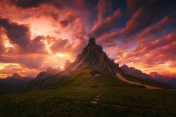 Картинка природа восходы закаты небо облака дорога тропа вечер дом утро альпы луга горы