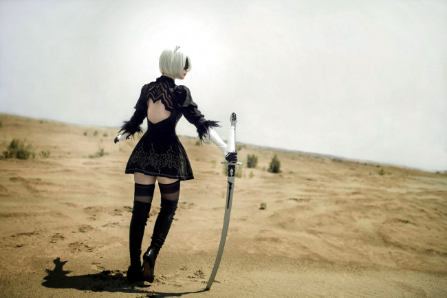 Обои картинки фото девушки, -unsort , девушки с оружием, 2в, пустыня, меч, андроид, девушка