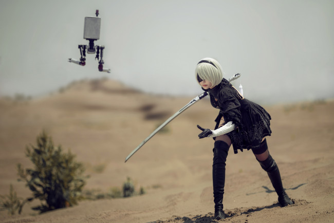 Обои картинки фото девушки, -unsort , девушки с оружием, андроид, 2в, пустыня, робот, меч, девушка