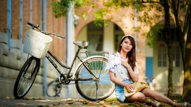 Обои картинки фото девушки, - азиатки, велосипед, азиатка, поза
