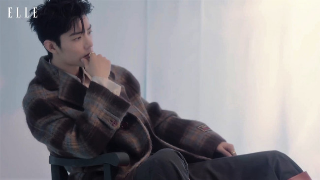 Обои картинки фото мужчины, xiao zhan, актер, пальто, стул