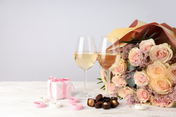 Картинка праздничные день+святого+валентина +сердечки +любовь букет розы свечи подарок бокалы конфеты