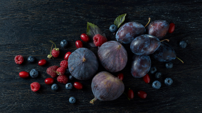 Обои картинки фото еда, фрукты,  ягоды, сливы, инжир, малина, черника