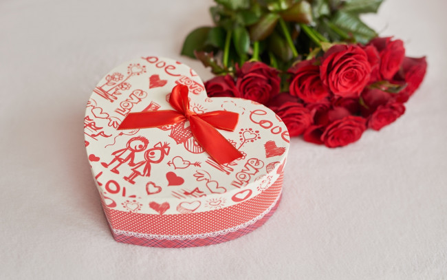Обои картинки фото праздничные, день святого валентина,  сердечки,  любовь, коробка, подарок, розы