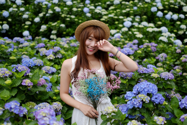 Обои картинки фото девушки, - азиатки, шатенка, шляпа, букет, гортензии, цветы