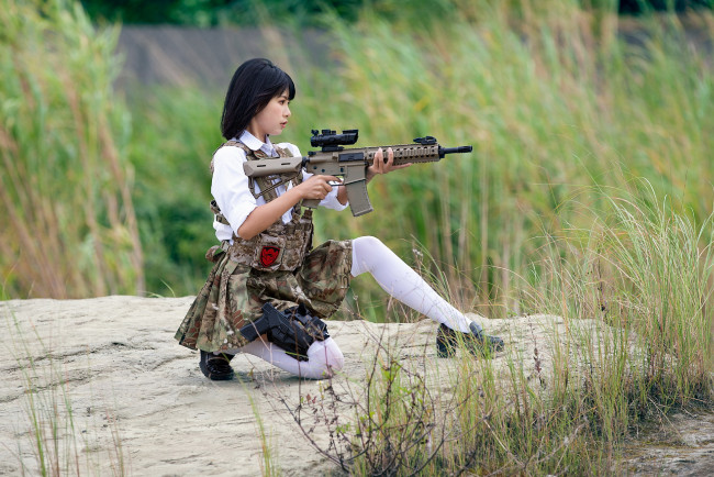 Обои картинки фото девушки, - девушки с оружием, азиатка, поза, винтовка