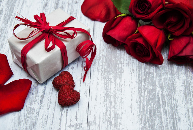Обои картинки фото праздничные, подарки и коробочки, подарок, коробка, сердечки, лепестки, розы