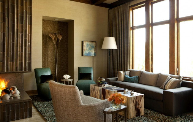 Обои картинки фото интерьер, гостиная, диван, столик, протея, кресла, камин