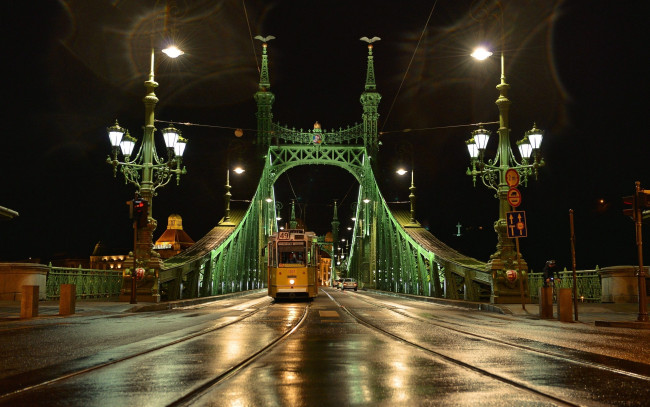 Обои картинки фото города, мосты, трамвай, рельсы, мост, ночь, liberty bridge, budapest