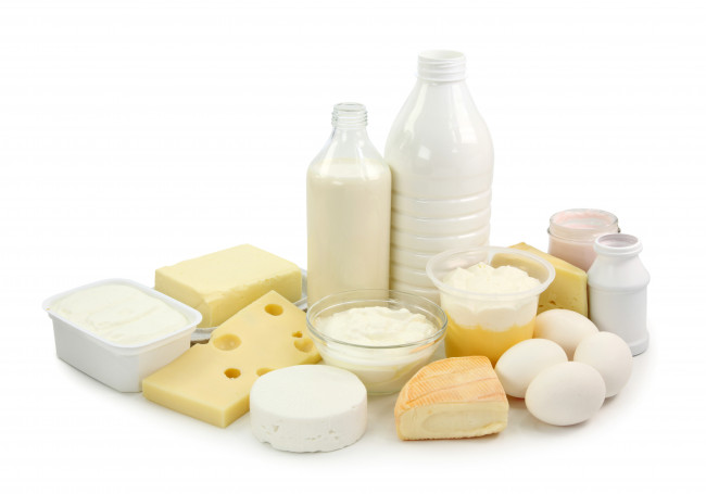 Обои картинки фото еда, сырные изделия, белый, фон, бутылки, молоко, сырное, ассорти