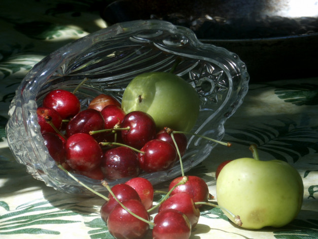 Обои картинки фото еда, фрукты,  ягоды, яблоки, черешня, ягоды, хрустальная, вазочка
