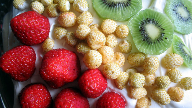 Обои картинки фото еда, фрукты,  ягоды, земляника, клубника, киви