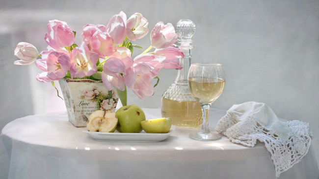 Обои картинки фото еда, натюрморт, тюльпаны, вино, яблоки