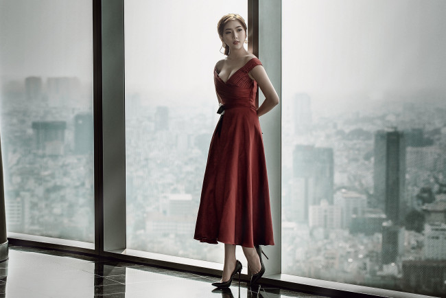 Обои картинки фото девушки, -unsort , азиатки, model, red, dress, город, women, окно, asian