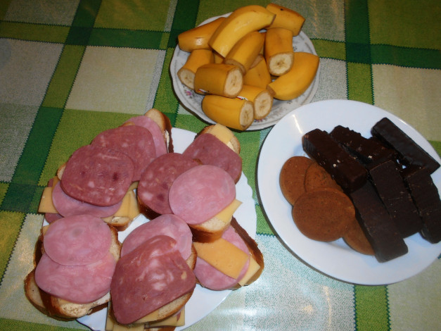 Обои картинки фото еда, бутерброды,  гамбургеры,  канапе, бананы, конфеты, печенье, сыр, колбаса, хлеб