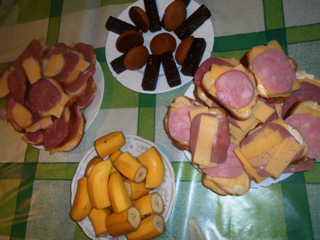Обои картинки фото еда, бутерброды,  гамбургеры,  канапе, сыр, колбаса, бананы, конфеты, печенье, хлеб