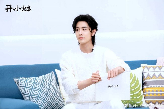 Обои картинки фото мужчины, xiao zhan, актер, диван, подушки