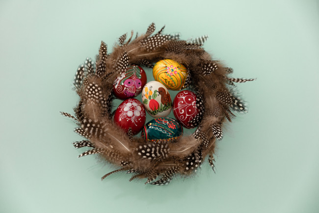 Обои картинки фото праздничные, пасха, яйца, перья, гнездо