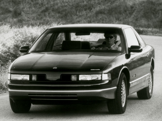 Обои картинки фото 1988, oldsmobile, cutlass, supreme, international, series, автомобили