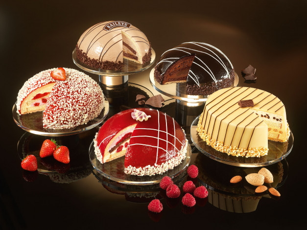 Обои картинки фото еда, пирожные, кексы, печенье, ягоды, орехи, шоколад, клубника, малина, торты