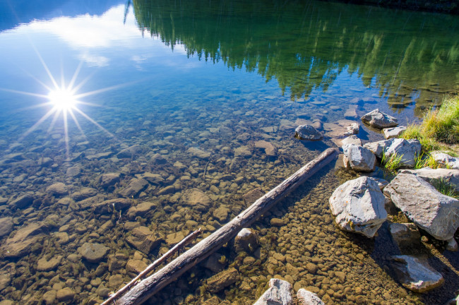 Обои картинки фото природа, реки, озера, канада, солнце, отражение, камни