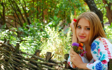 Картинка девушки -unsort+ блондинки цветы блузка сад деревья тын изгородь забор улыбка вышиванка