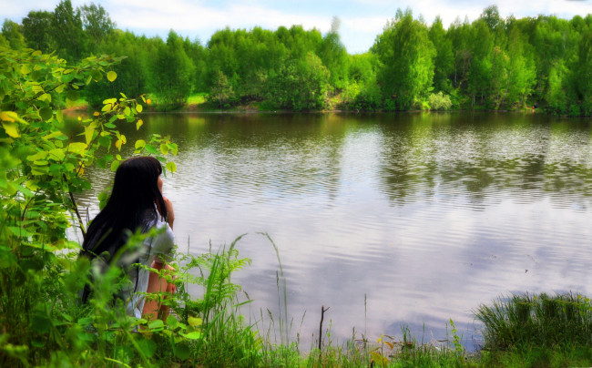 Обои картинки фото девушка у озера, девушки, -unsort , брюнетки,  шатенки, девушка, озеро, природа