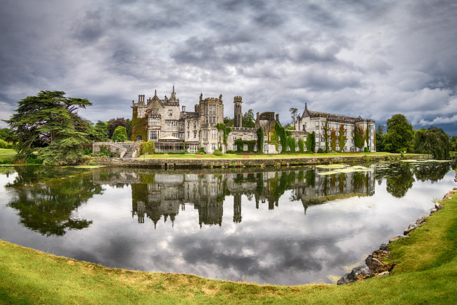Обои картинки фото adare manor, города, замки ирландии, водоем, замок, тучи, парк