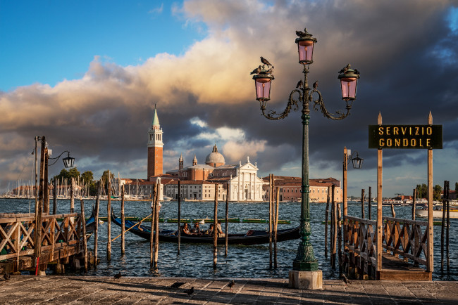 Обои картинки фото venezia, города, венеция , италия, канал, дворец, гондола, фонарь, пристань