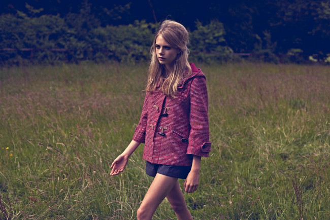 Обои картинки фото девушки, cara delevingne, лужайка, трава, пальто, шорты, блондинка, модель, кара, делевинь